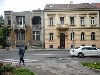 Vila Peroš, Ribnjak 46 B  Prvotni vlasnici bijahu Marko Peroš, slikar i profesor Obrtne škole i supruga Marijeta, operna pjevačica i članica HNK. Prema studiji Nine Gazivoda i Marjane Sironić (Radovi IPU, 44/2, 2020.) sagrađena je između 1904. i 1910., a vjerojatno ju je projektirao sam vlasnik. Od 2020. vlasnik vile je Zaklada „Dostojanstvo i nada“ organizacije OPUS DEI, koja na njezinu mjestu planira duhovni centar. Iako godinama zapuštena, nije stradala od potresa, nego tokom radova rušenje tvrtke Jonig d.d. Nedavno je srušena unatoč zabrani Gradskog zavoda za zaštitu kulture i prirode, a uz dopuštenje Državnog inspektorata.